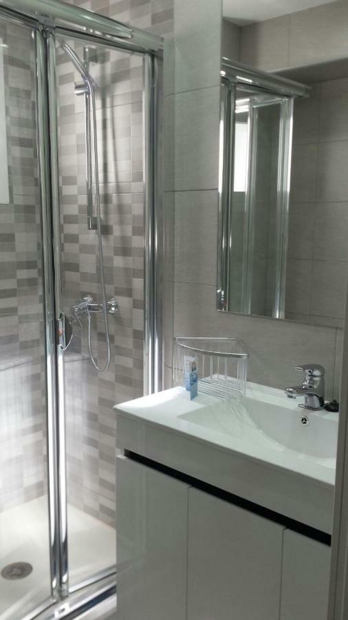 Apartamentos La Vaguada Suites Madrid Luaran gambar